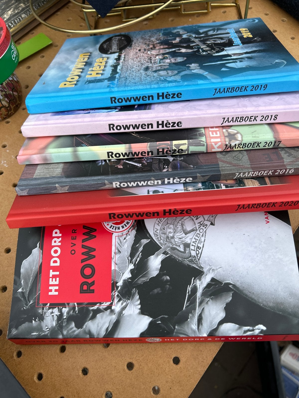Rowwen Hèze Jaarboeken en Boek 'Het Dorp Over Rowwen Hèze', Boeken, Muziek, Ophalen of Verzenden, Zo goed als nieuw, Artiest