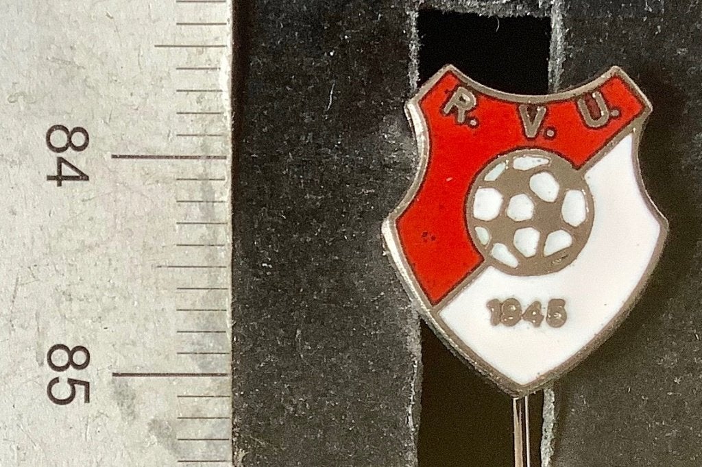 speld, Voetbal, R.V.U, Rothem, emaille (AR, Ophalen of Verzenden, Gebruikt, Sport, Speldje of Pin