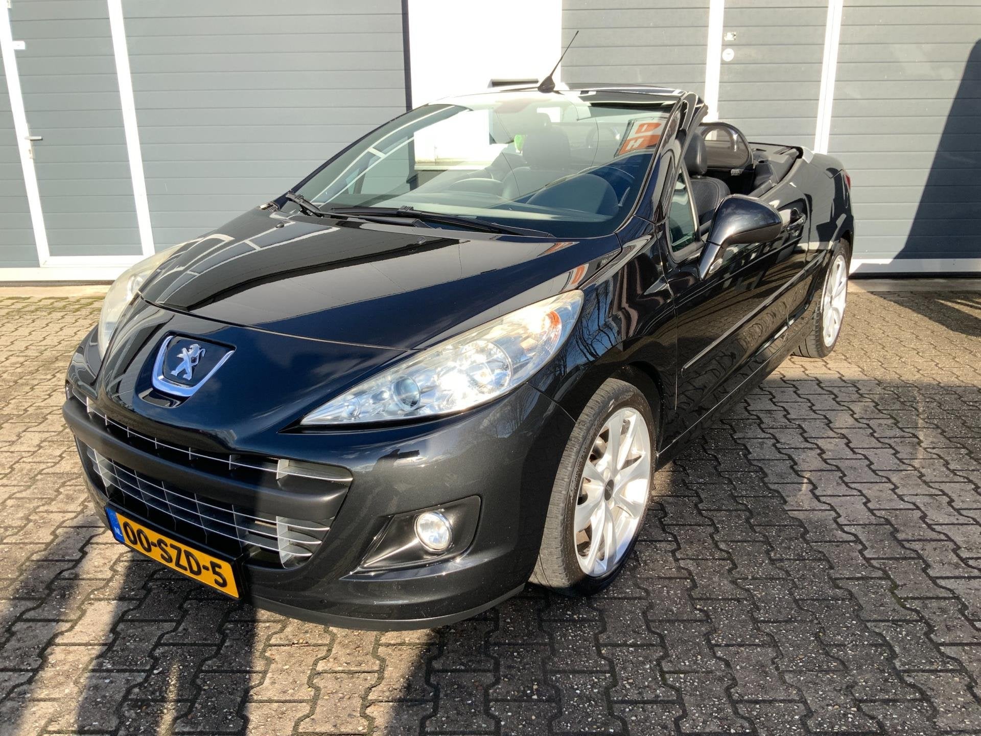 Peugeot 207 CC 1.6 156PK Sport Leder PDC Navigatie, Auto's, Voorwielaandrijving, Euro 5, Gebruikt, Zwart
