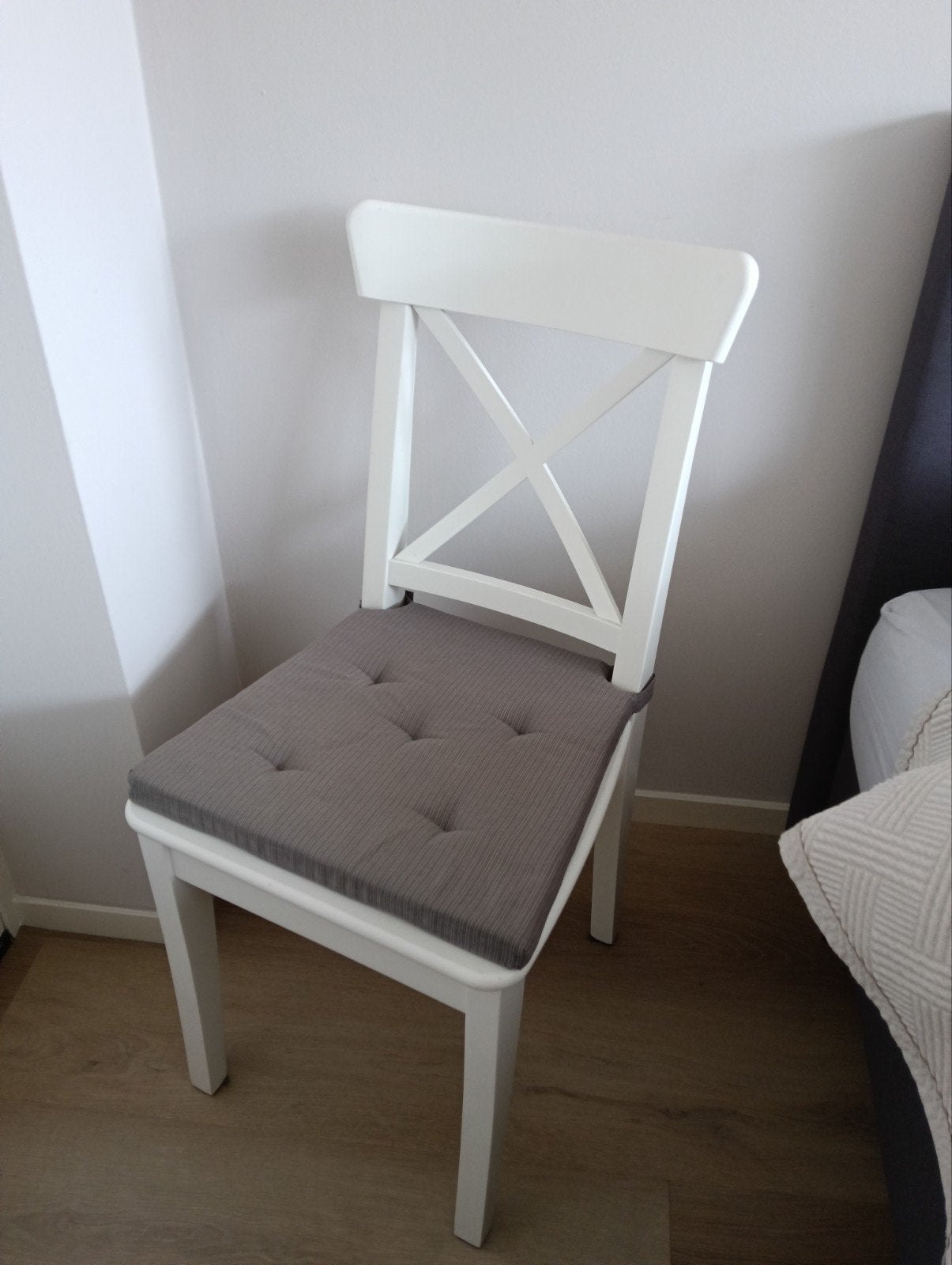 Witte houten stoel incl. grijs zitkussen - IKEA, Ophalen, Gebruikt, Wit, Stof