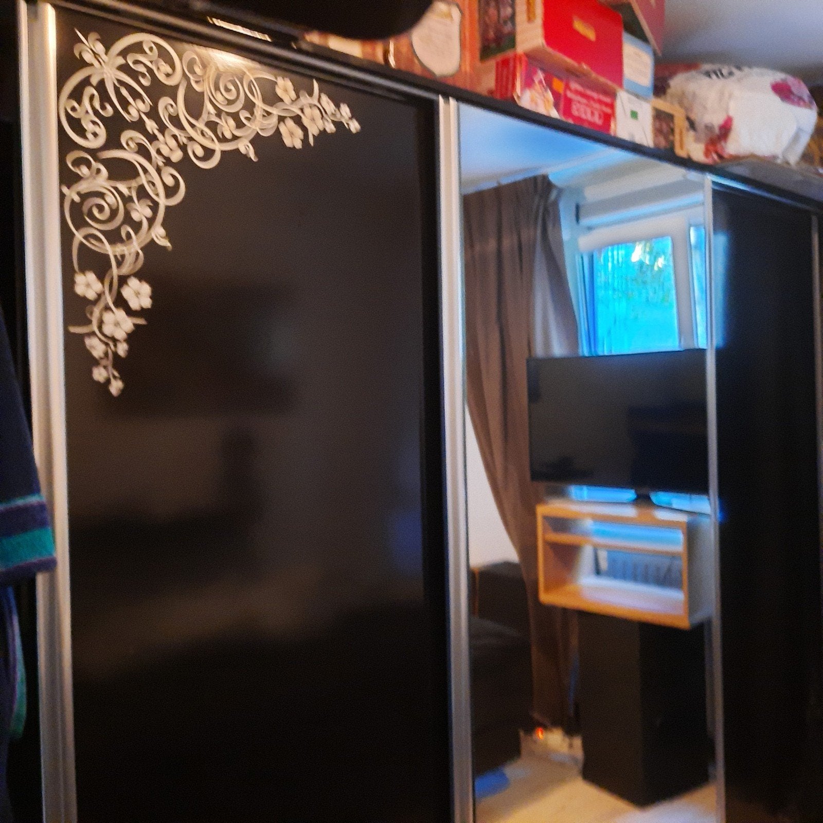 Zwarte kledingkast met schuifdeuren en spiegel, Huis en Inrichting, Kasten | Kledingkasten, Ophalen, 200 cm of meer, Modern met klassiek motief