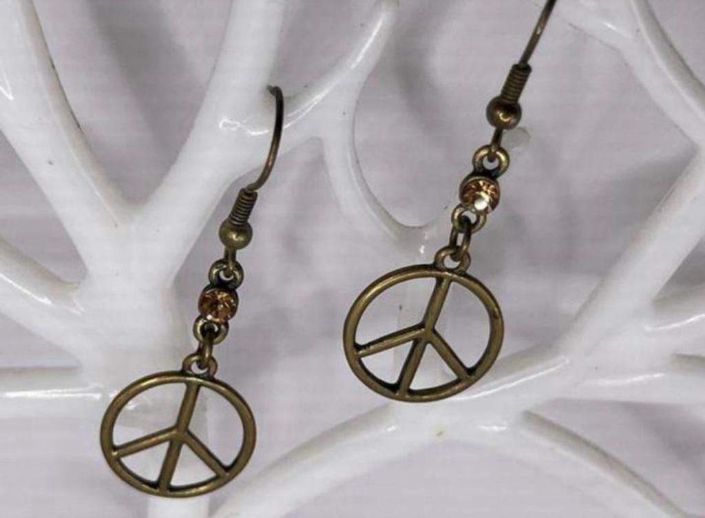 GOUDKLEURIGE PEACE TEKEN OORBELLEN NIEUW, Overige materialen, Hangers, Nieuw, Ophalen of Verzenden