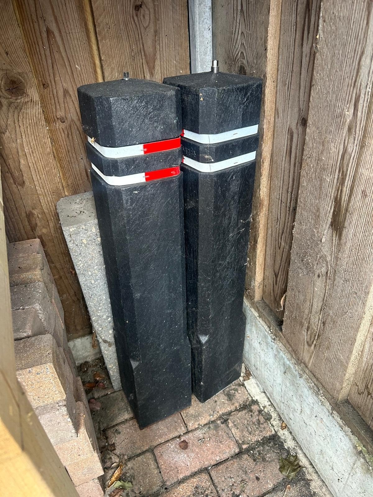 2 uitneembare paaltjes met 1 grondplaat, Doe-het-zelf en Verbouw, Ophalen, Zo goed als nieuw