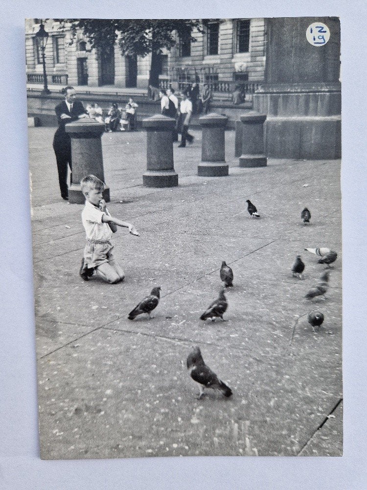 Kind bij duiven Izis Trafalgar Square Londres 1952, Verzamelen, Ansichtkaarten | Themakaarten, Verzenden, 1940 tot 1960, Ongelopen