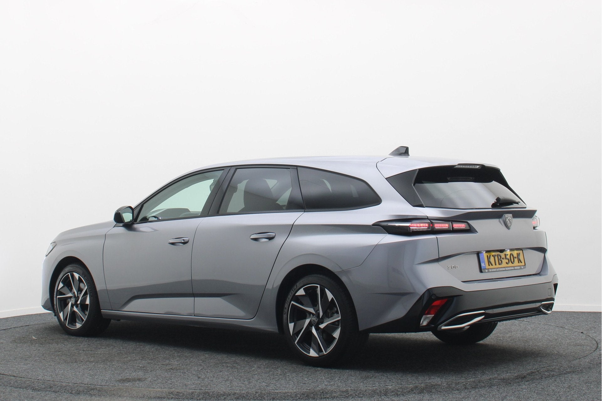 Peugeot 308 1.2 Hybrid 145 e-DCS6 Allure 360° Camera, Apple, Auto's, Peugeot, 145 pk, Zwart, 1199 cc, Leder en Stof