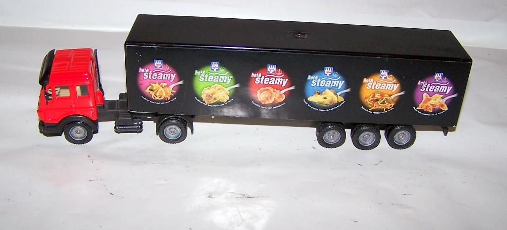 Solido Toner Gam-Mercedes truck met Iglo trailer. Nieuwstaat, Ophalen of Verzenden, Nieuw, Bus of Vrachtwagen
