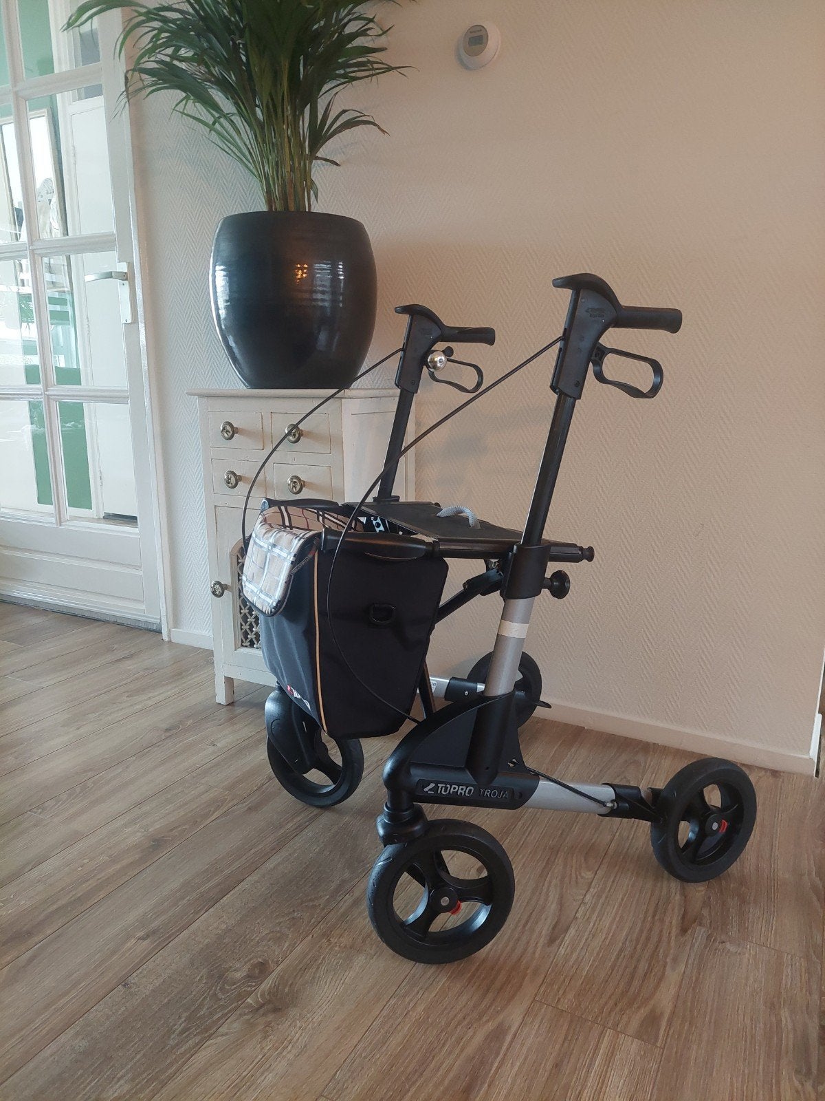 Nette rollator Topro Troja met een nieuwe tas.
Maat S
De rol, Ophalen, Nieuw
