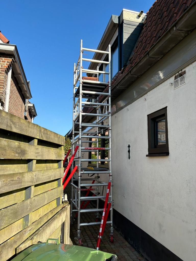 Te huur: kleine, smalle Steiger, kan tot 8,20 m werkhoogte, Ophalen, Zo goed als nieuw, Rolsteiger of Kamersteiger, 5 meter of hoger