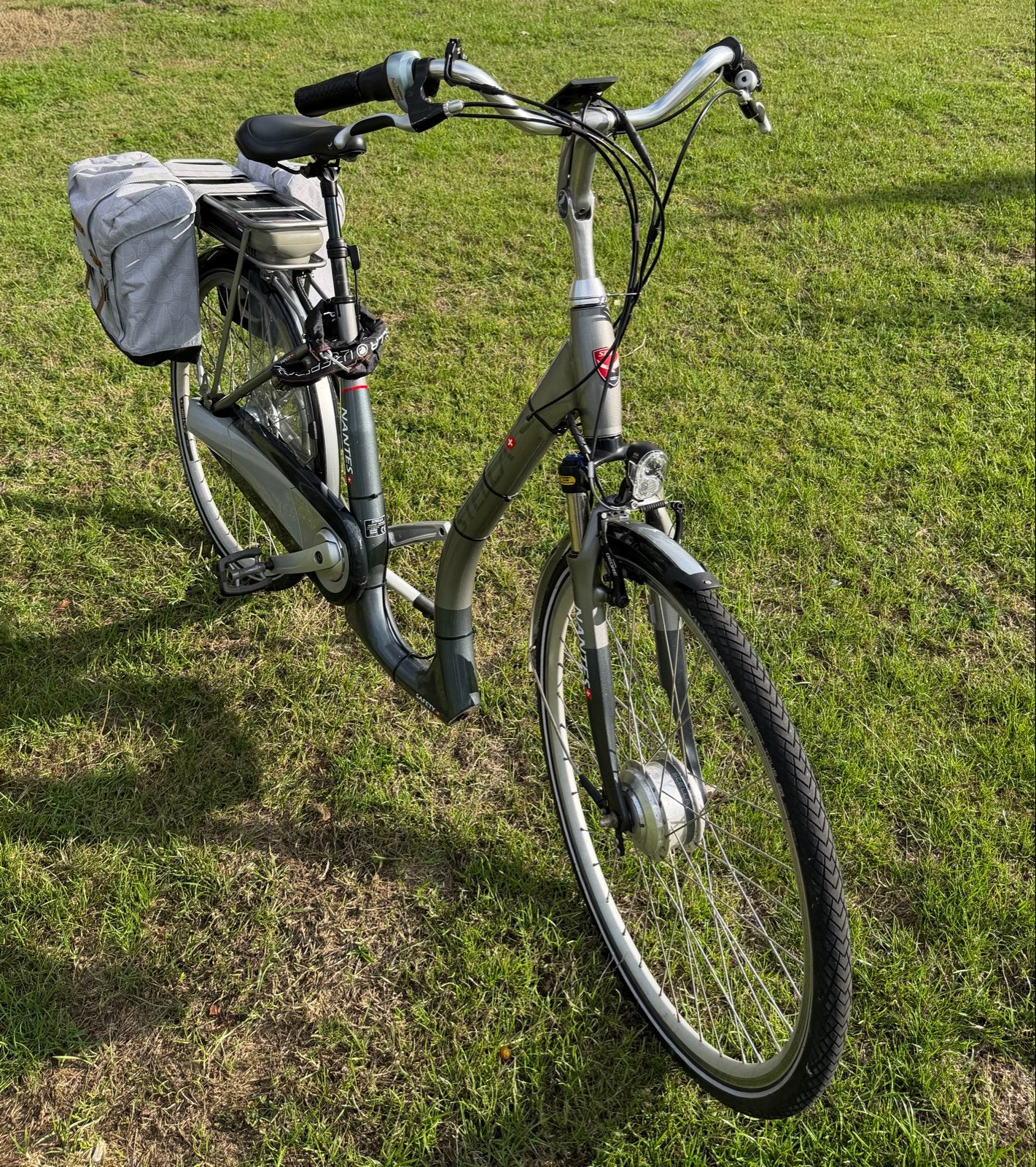 Nantes E-bike met fietstassen - Zo goed als nieuw, Zo goed als nieuw, 51 tot 55 cm, 30 tot 50 km per accu, Ophalen
