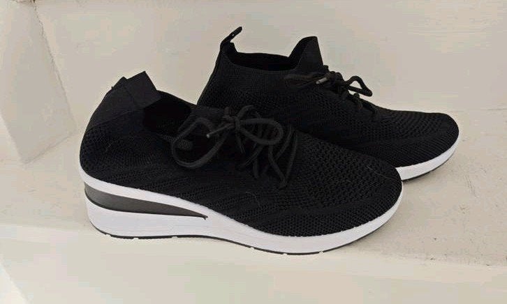 Nieuwe zwarte sportschoenen met sleehak - Maat 36, Ophalen, Nieuw, Zwart, Sportschoenen