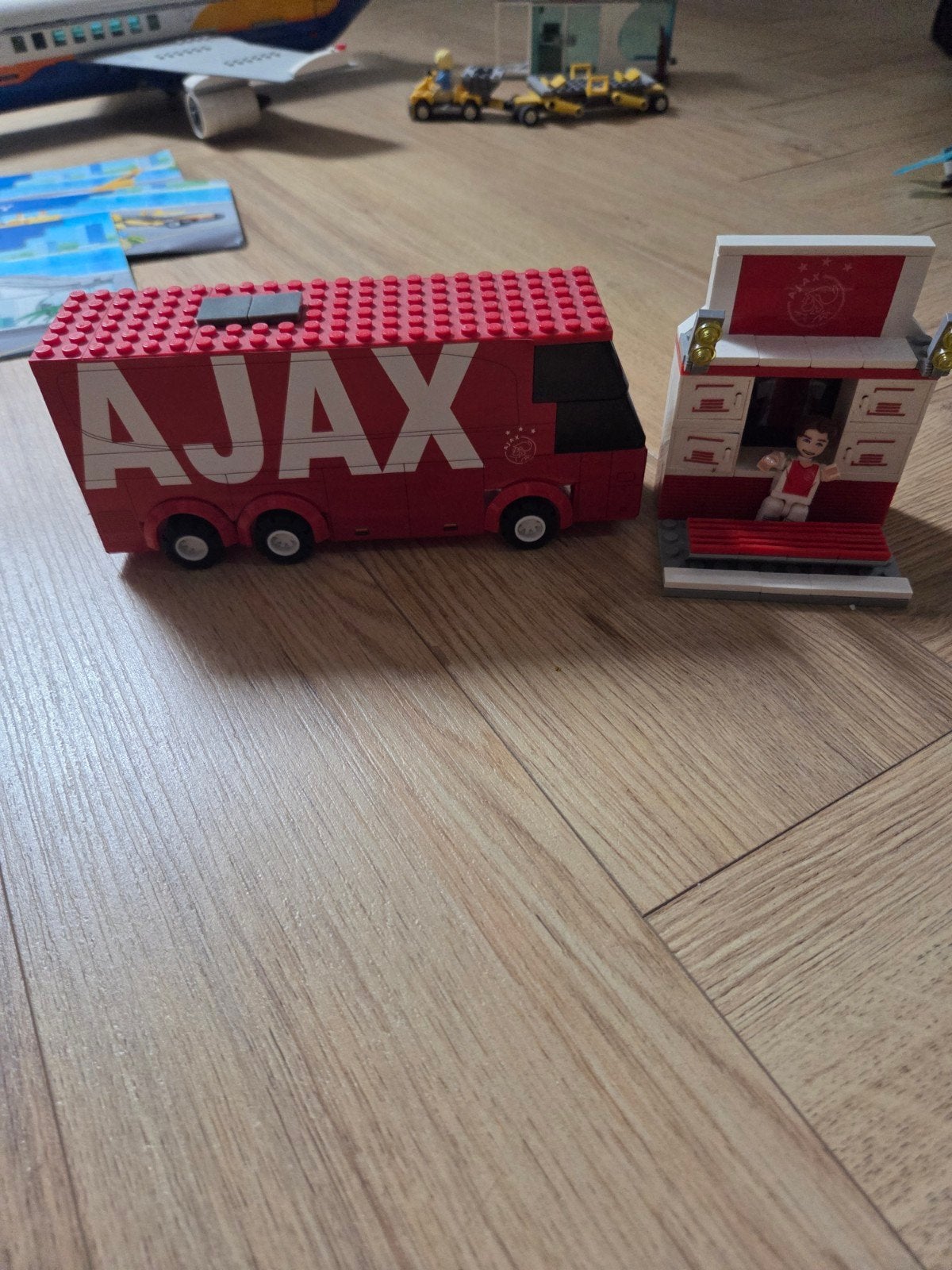 Ajax compitabel Lego bus en kleedkamer - Zo goed als nieuw, Ophalen of Verzenden, Zo goed als nieuw, Overige merken