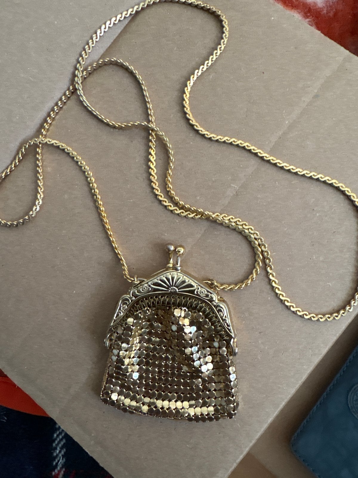Gouden ketting met tasje hanger, Ophalen of Verzenden, Gebruikt, Goud, Overige materialen