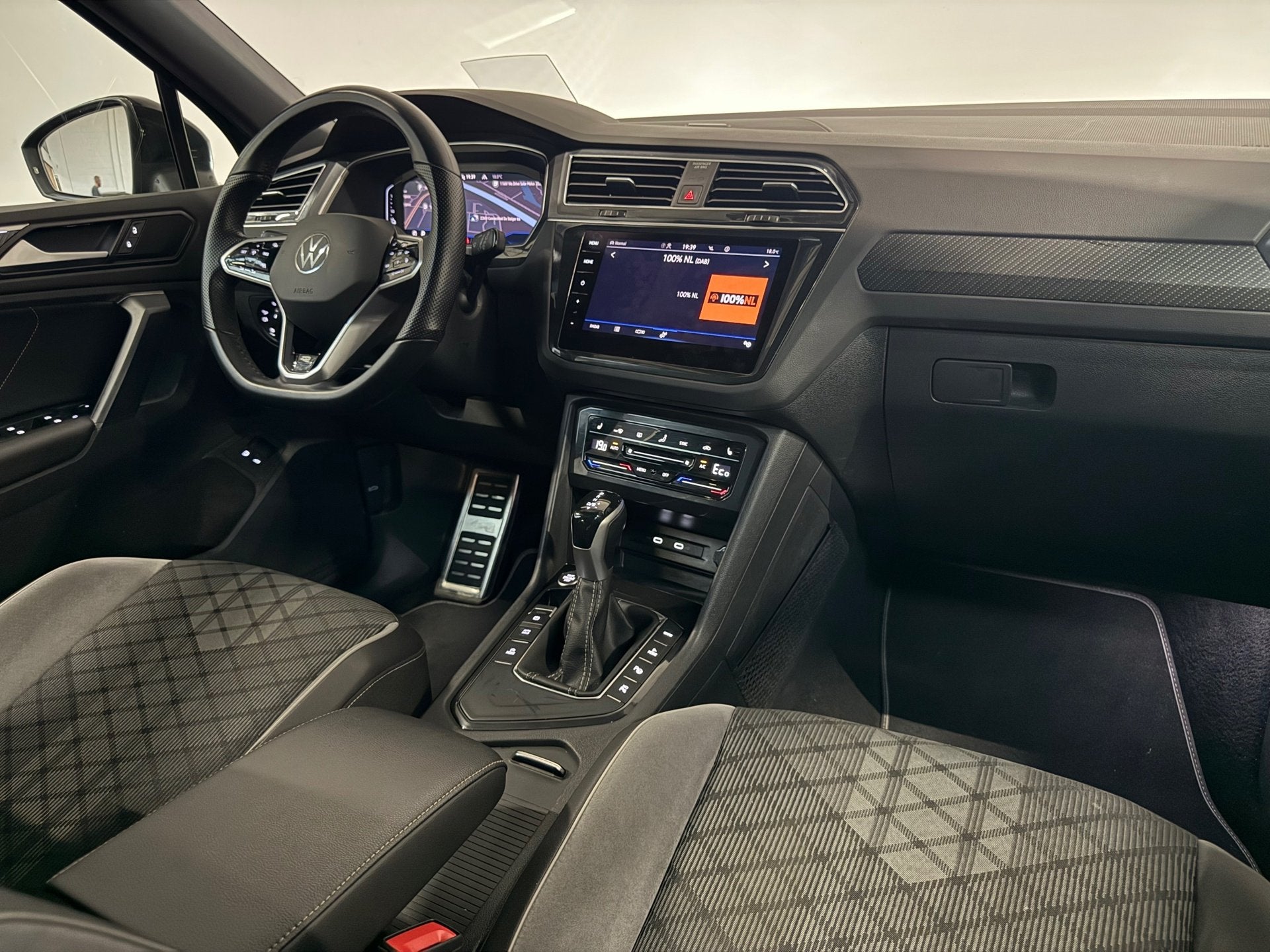 Foto 2 van Volkswagen Tiguan 1.4 TSI eHybrid 3 X R-Line Blackstyle Pano