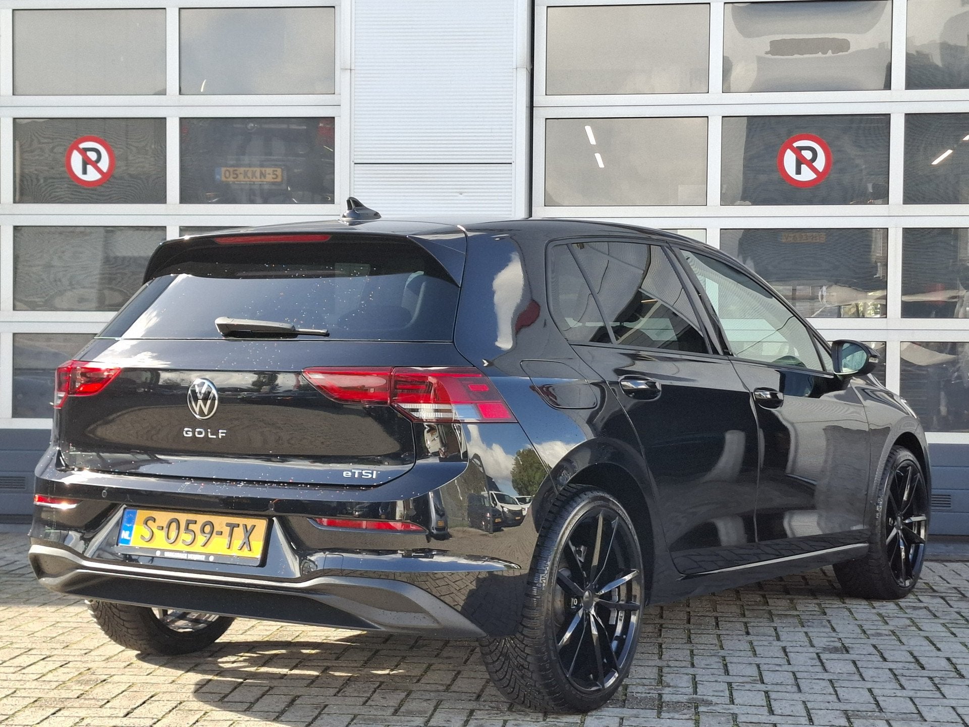 Volkswagen Golf 1.0 eTSI Life | Navigatie/Android/Apple Carp, 12 maanden, Stof, Gebruikt, Zwart