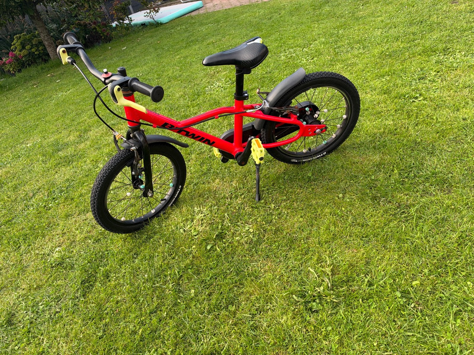 B'Twin kinderfiets 16 inch rood - Zo goed als nieuw, Ophalen, Zo goed als nieuw, Velgrem, 16 tot 20 inch