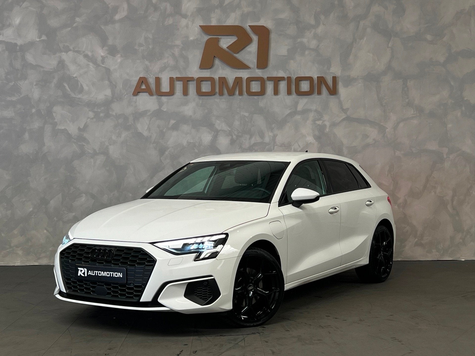 Audi A3 Sportback 40 TFSI-e HYBRIDE|AUTOMAAT|KEYLESS|LAGE KM, Stof, Gebruikt, 4 cilinders, 1535 kg