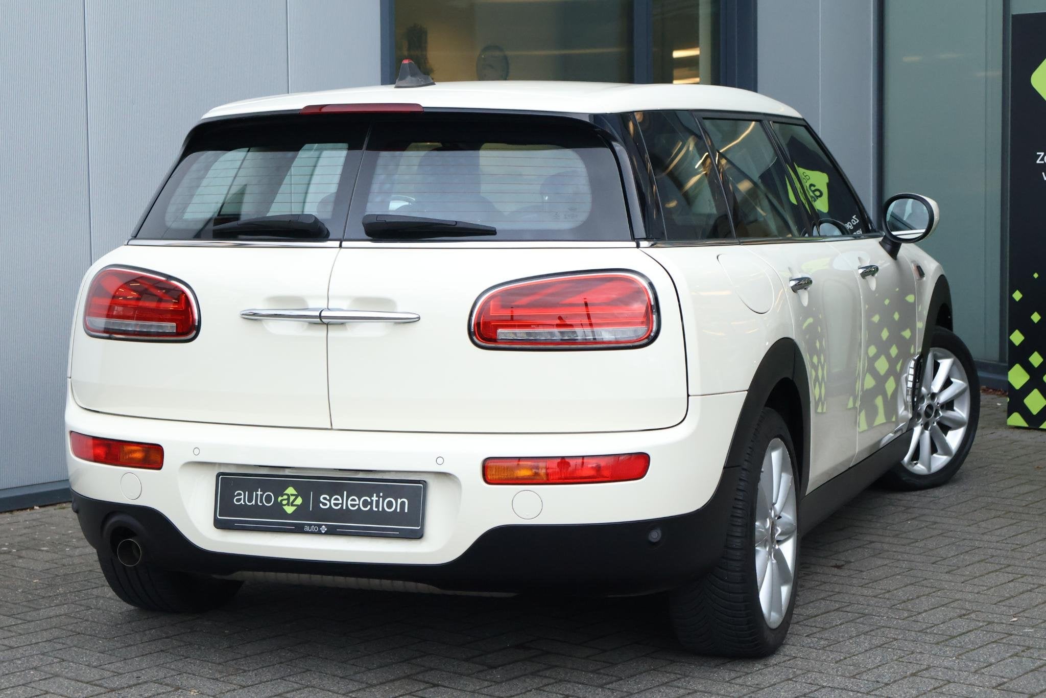 MINI Clubman 1.5 One Business Edition / Apple Carplay / DAB, Gebruikt, 700 kg, Leder en Stof, Wit