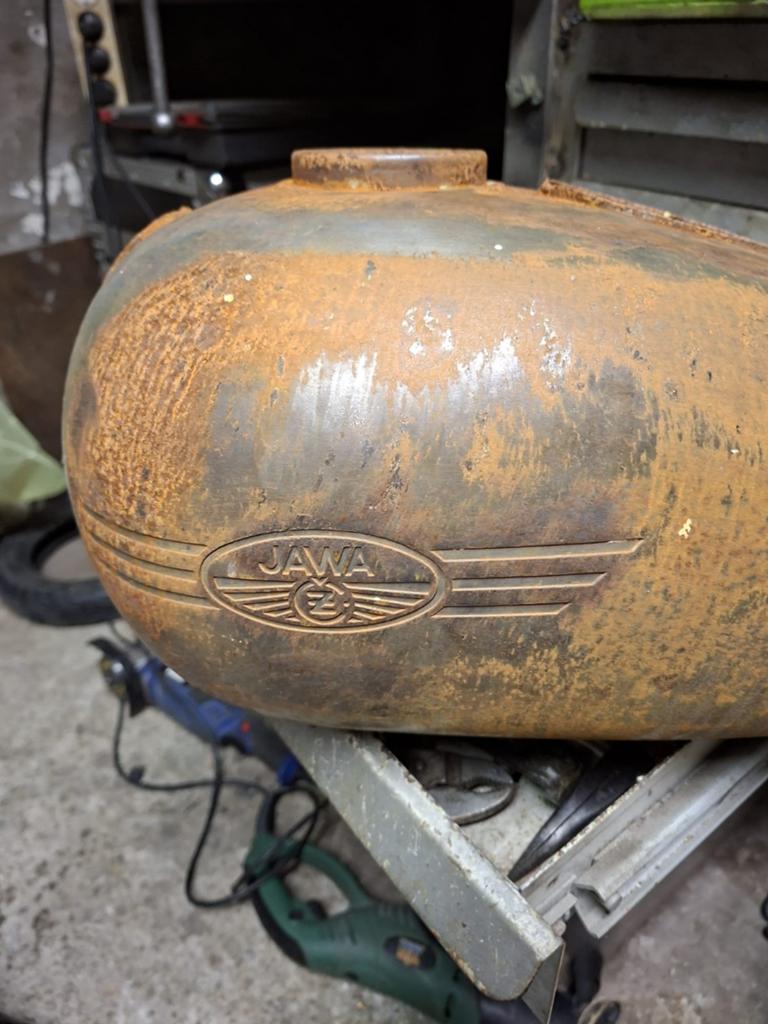 Oude bezinetank Jawa, Motoren, Ophalen