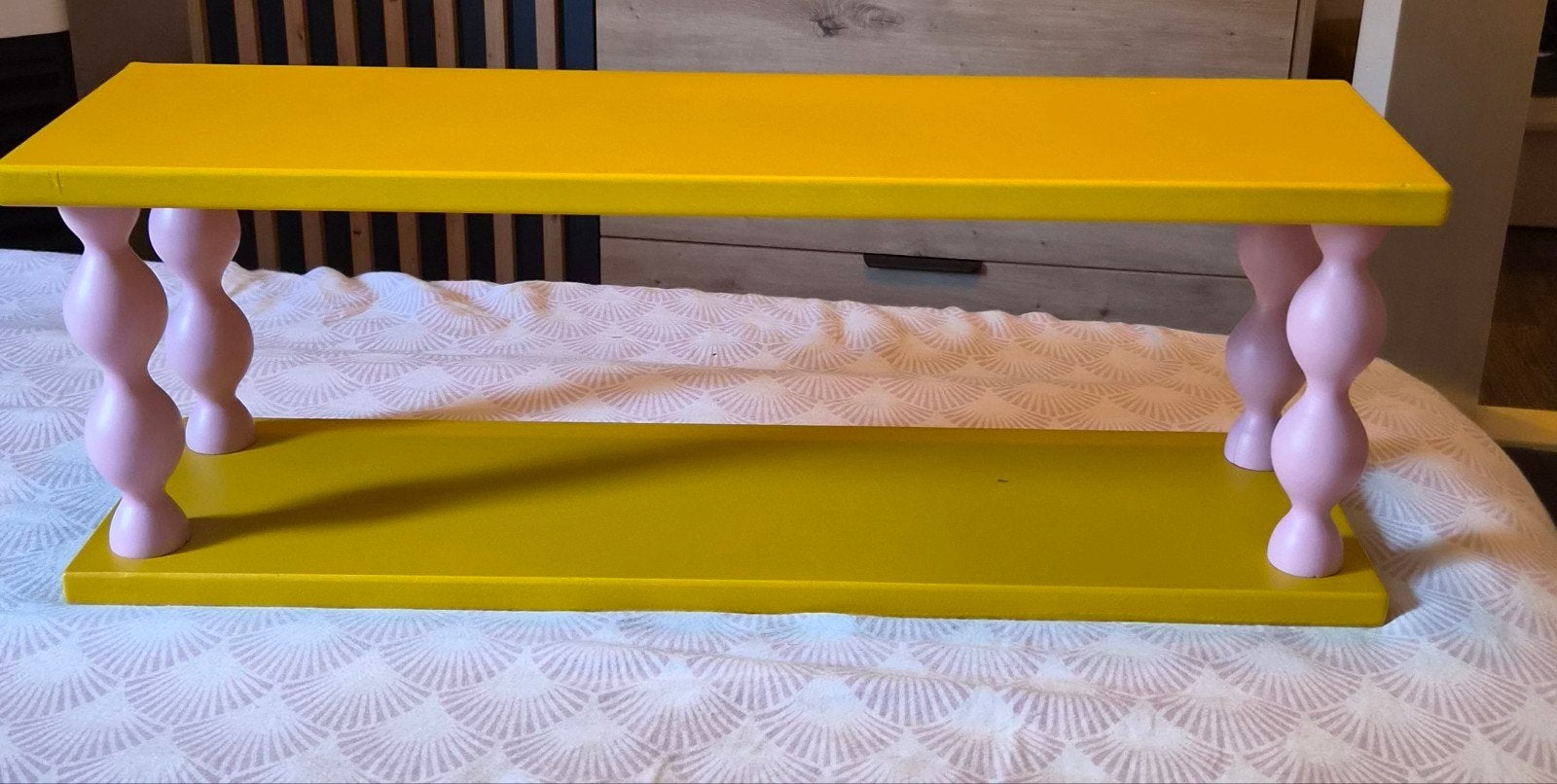 Nieuw! Bloomingville Leuke gele wandplank met roze bolpoten, Ophalen of Verzenden, Nieuw