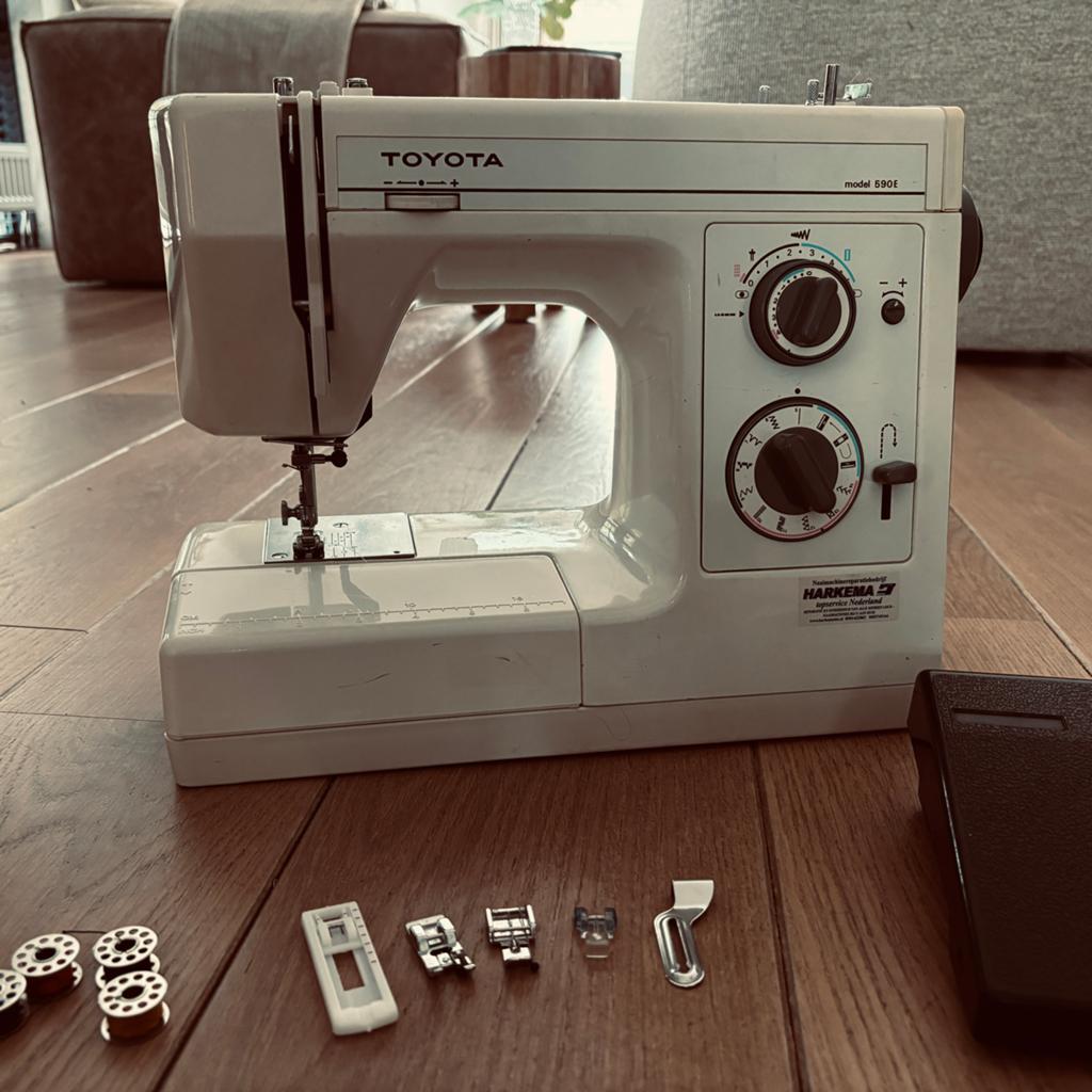Toyota Naaimachine Model 590E met accessoires, Ophalen of Verzenden, Gebruikt, Naaimachine, Overige merken