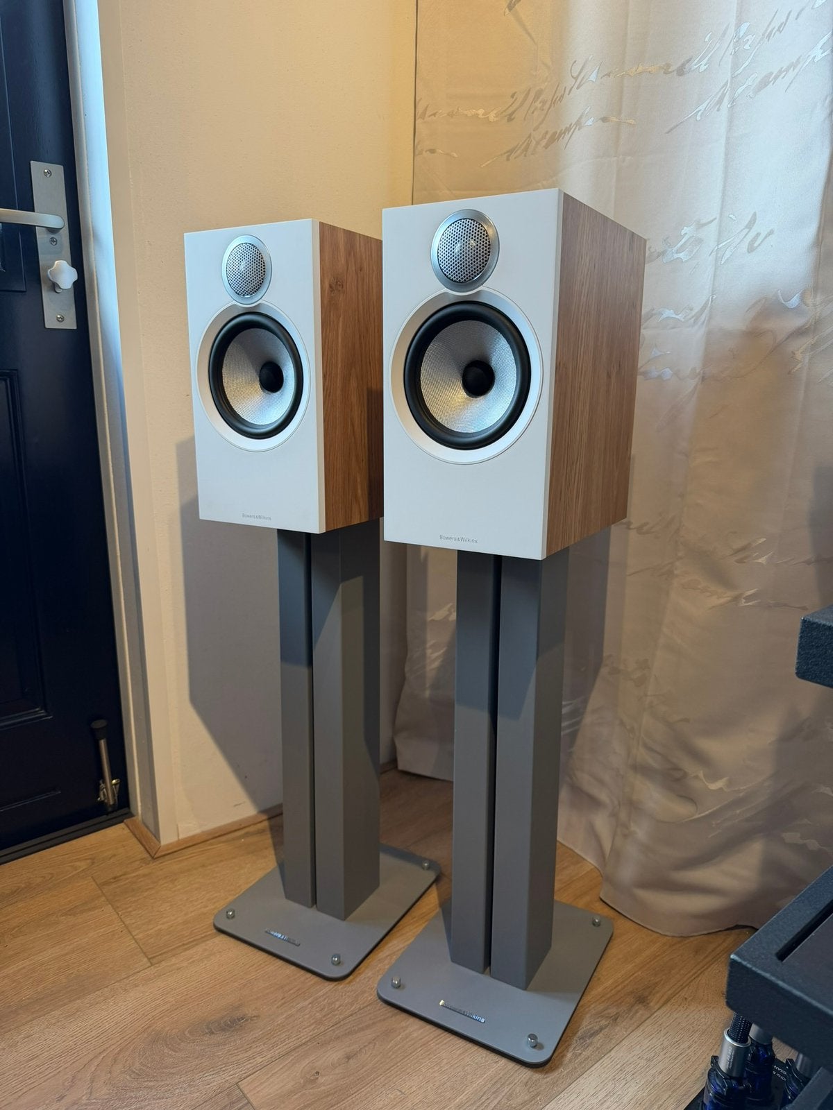 Mooie B&W 606 S3 Walnoot luidsprekers op FS-600 S3 Stands, Audio, Tv en Foto, Luidsprekers, Ophalen of Verzenden, Zo goed als nieuw
