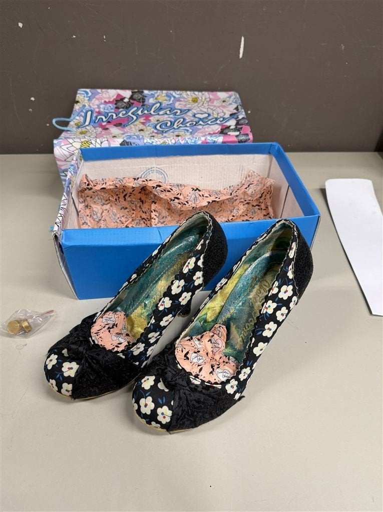 hoge hakken maat 40 - Irregular Choice Smartie Pants Black F, Kleding | Dames, Schoenen, Ophalen of Verzenden, Gedragen, Zwart