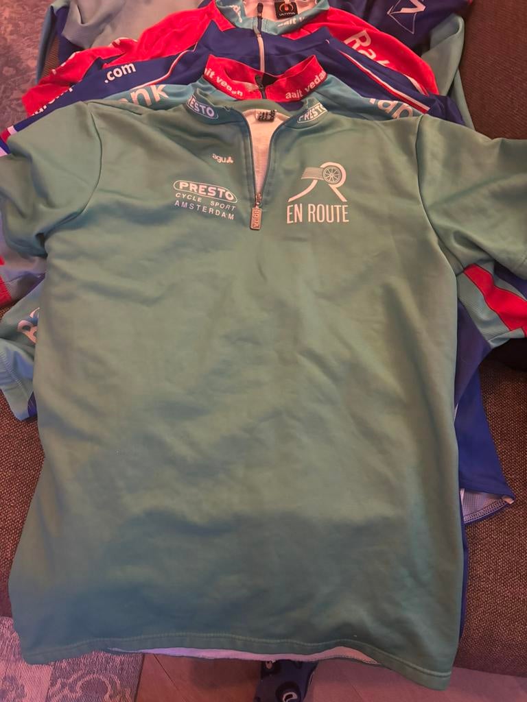 Retro fietskleding pakket: 11 shirts, fietsbroek en jack, Fietsen en Brommers, Fietsaccessoires | Fietskleding, Gebruikt, Heren
