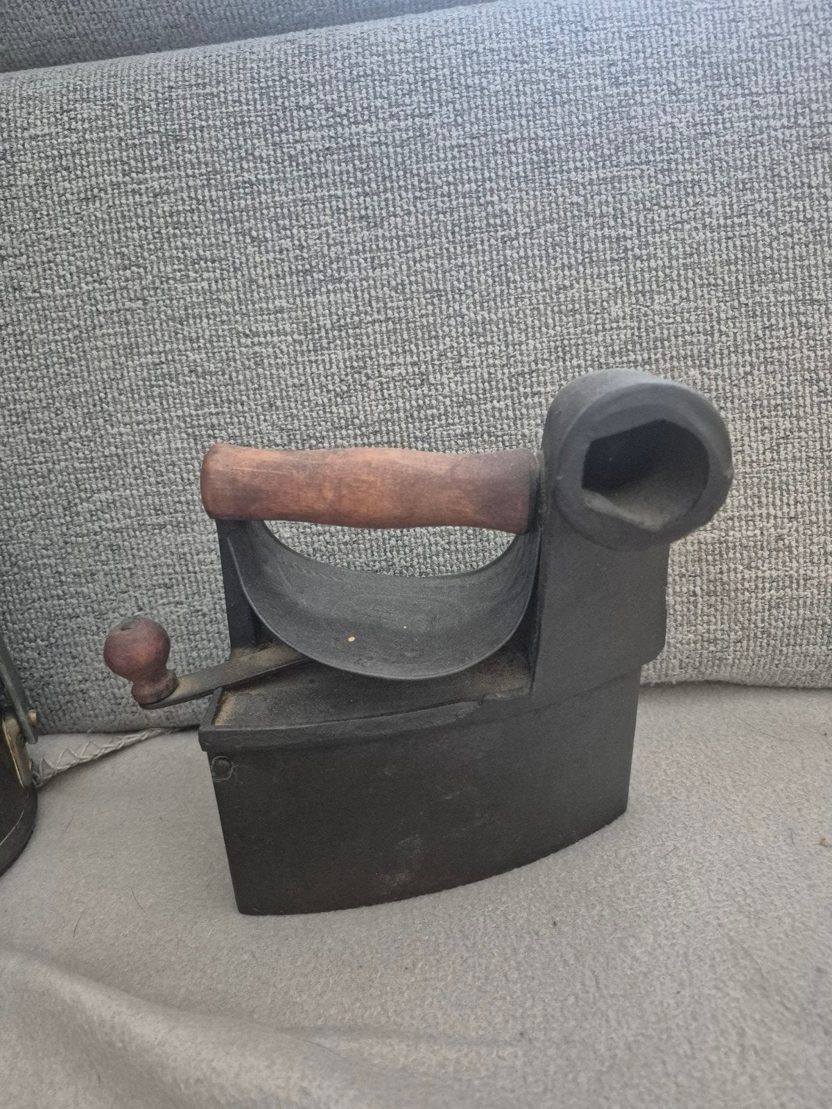 Antiek strijkijzer en mijnwerkerslamp, Ophalen