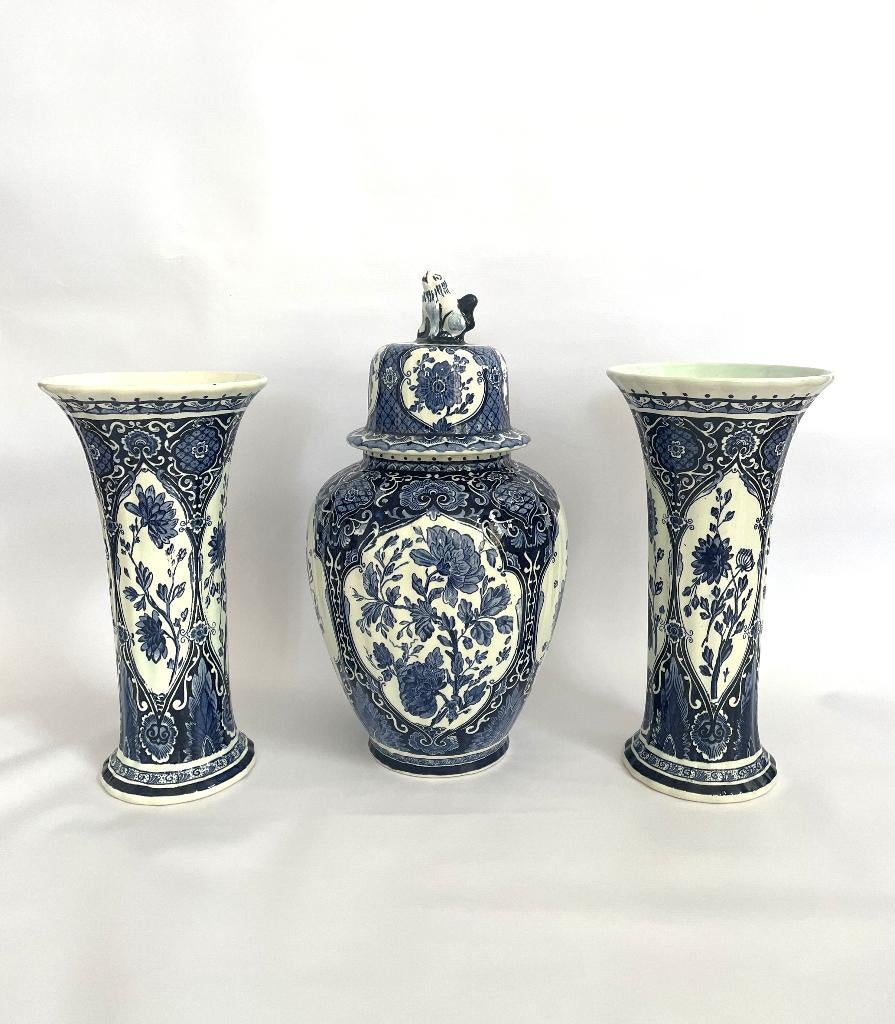 Set Delfts Blauwe dekselvaas en twee trompetvazen Boch, Ophalen of Verzenden
