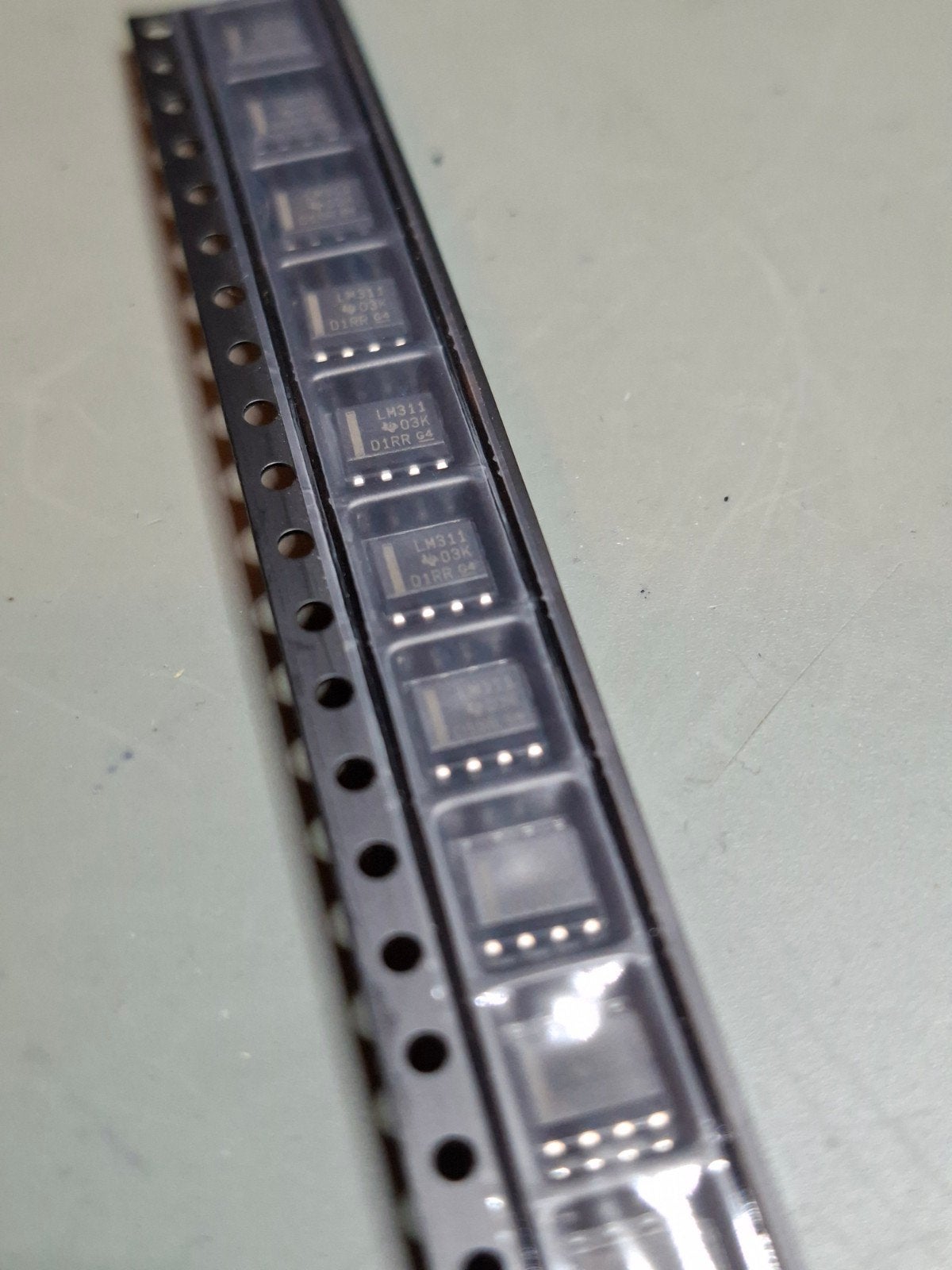 SMD IC LM311 - precision, high voltage, floating  output com, Ophalen of Verzenden, Nieuw