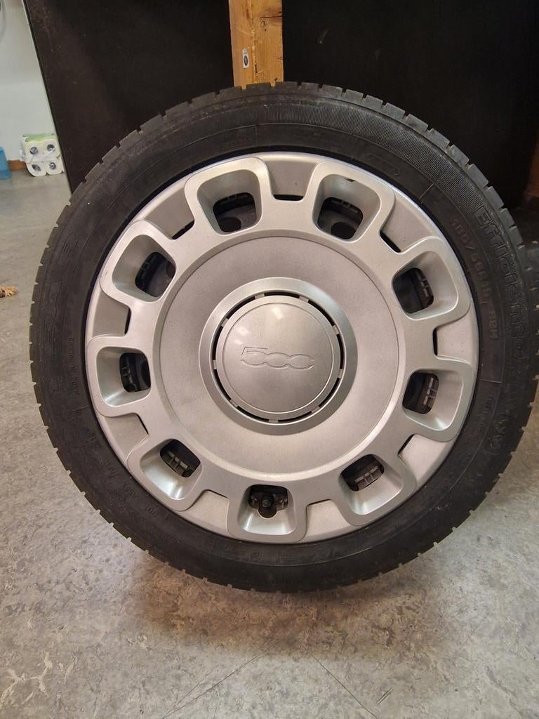 Fiat 500 185/55r15 4x band met 4 wieldoppen Goodyear, Ophalen, 15 inch, 185 mm, Band(en)