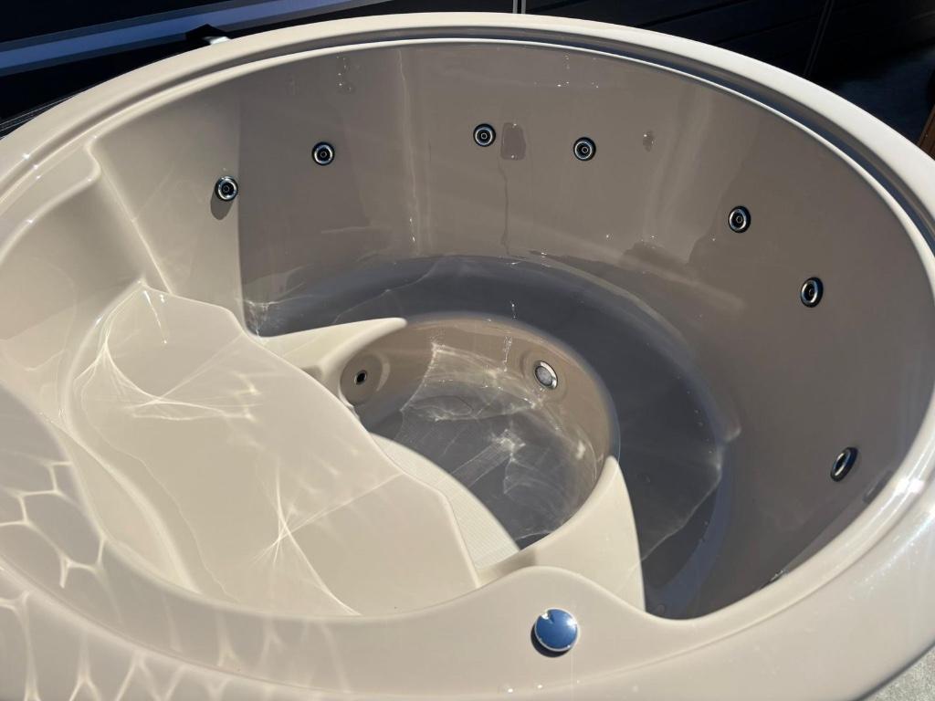 Massage Hottub I Verlichting I Demo-korting I 2025 opruiming, Ophalen, 8431 NA, Buurstede 17, Zo goed als nieuw, Vast