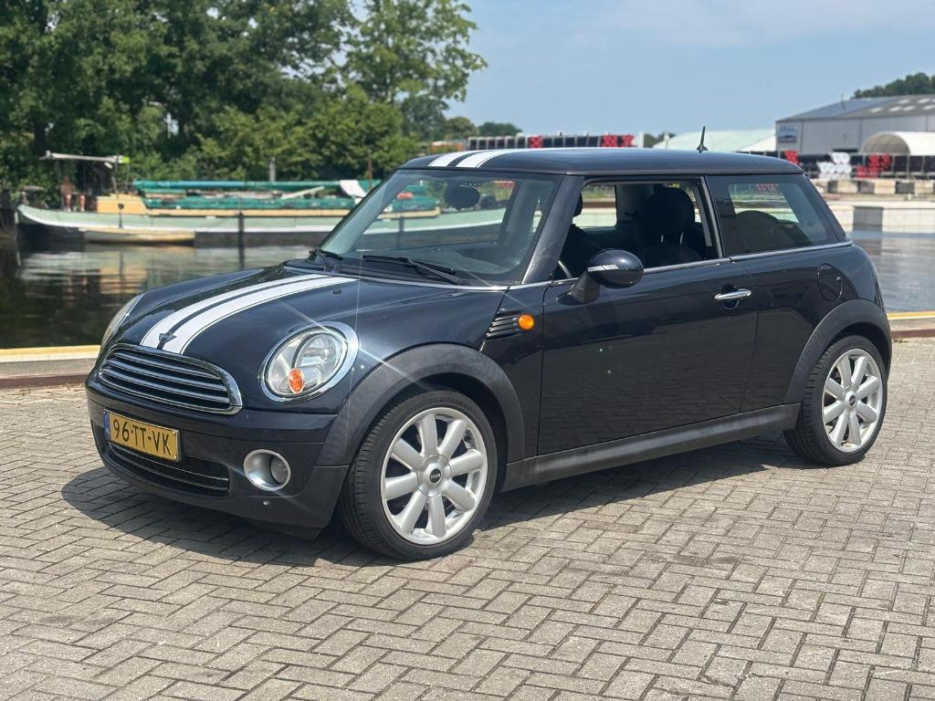 Zeer nette Mini 1.6 Cooper 2007 Zwart, Auto's, Voorwielaandrijving, 750 kg, 4 cilinders, 4 stoelen