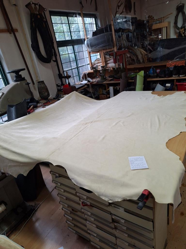 Zeer grootte runder nubuck huid, Hele of HALVE, Hobby en Vrije tijd, Stoffen en Lappen, 120 cm of meer, Beige, Leer of Kunstleer
