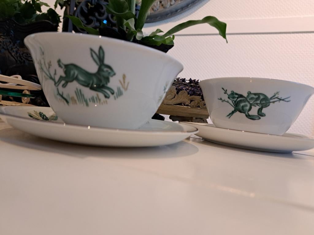 Vintage kopjes en schotels met dierenmotief konijn eekhoorn, Huis en Inrichting, Keuken | Servies, Ophalen of Verzenden, Zo goed als nieuw