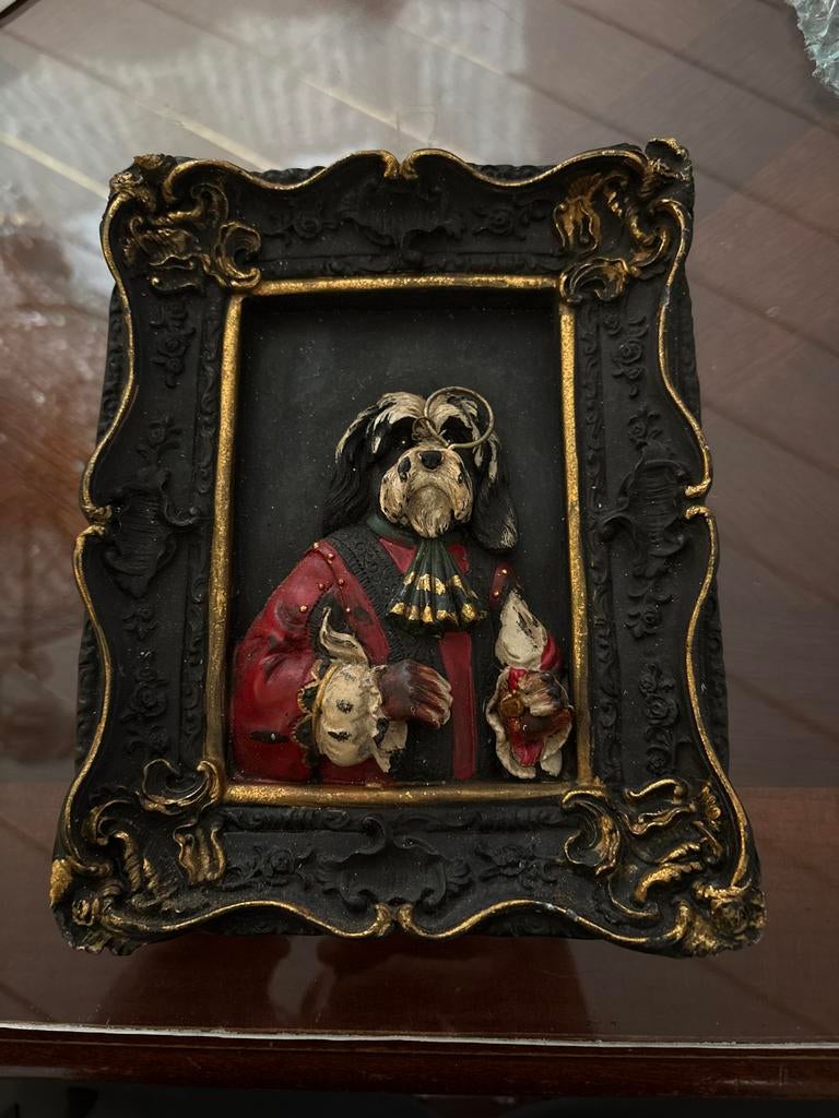 Fotolijstje met hond in kostuum, Ophalen of Verzenden, Gebruikt, Kunststof, Minder dan 50 cm
