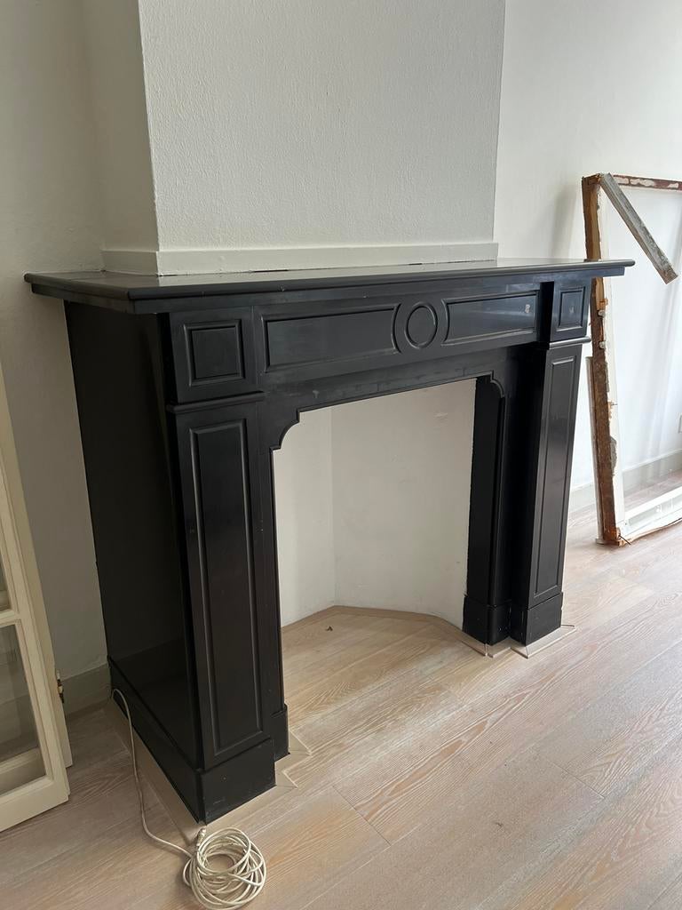 Zwart marmeren schouw Openhaard mantel uit Den Haag monument, Ophalen of Verzenden, Zo goed als nieuw, Vrijstaande haard