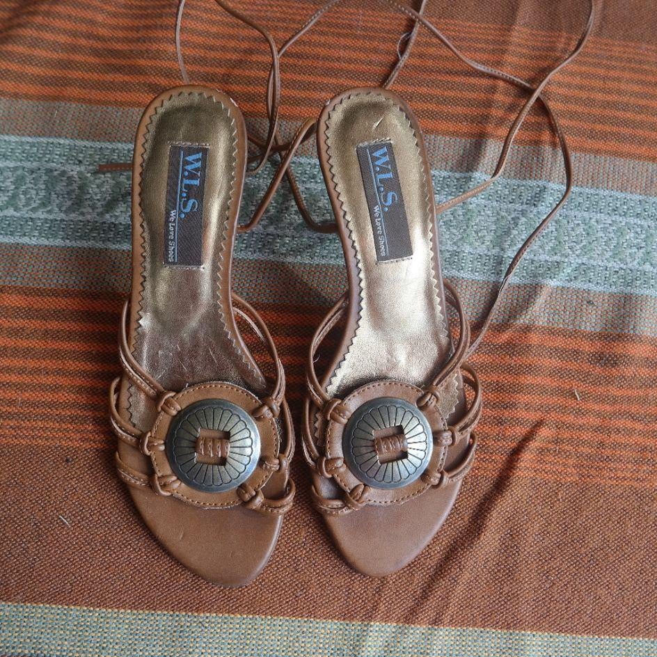 Mooi versierde bruine sandalen met hak. mt 37. w.l.s, Slippers, Bruin, ., Ophalen of Verzenden