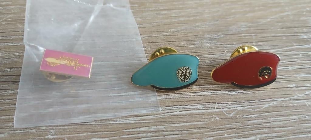 Defensie pin badge baret blauw VN rood luchtmobile brigade, Ophalen of Verzenden, Nieuw, Overige onderwerpen, Speldje of Pin