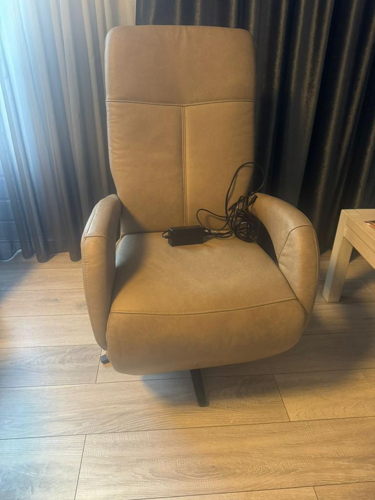 Relaxzetel elektrisch met sta op motor, Ophalen, Nieuw, Leer, 50 tot 75 cm