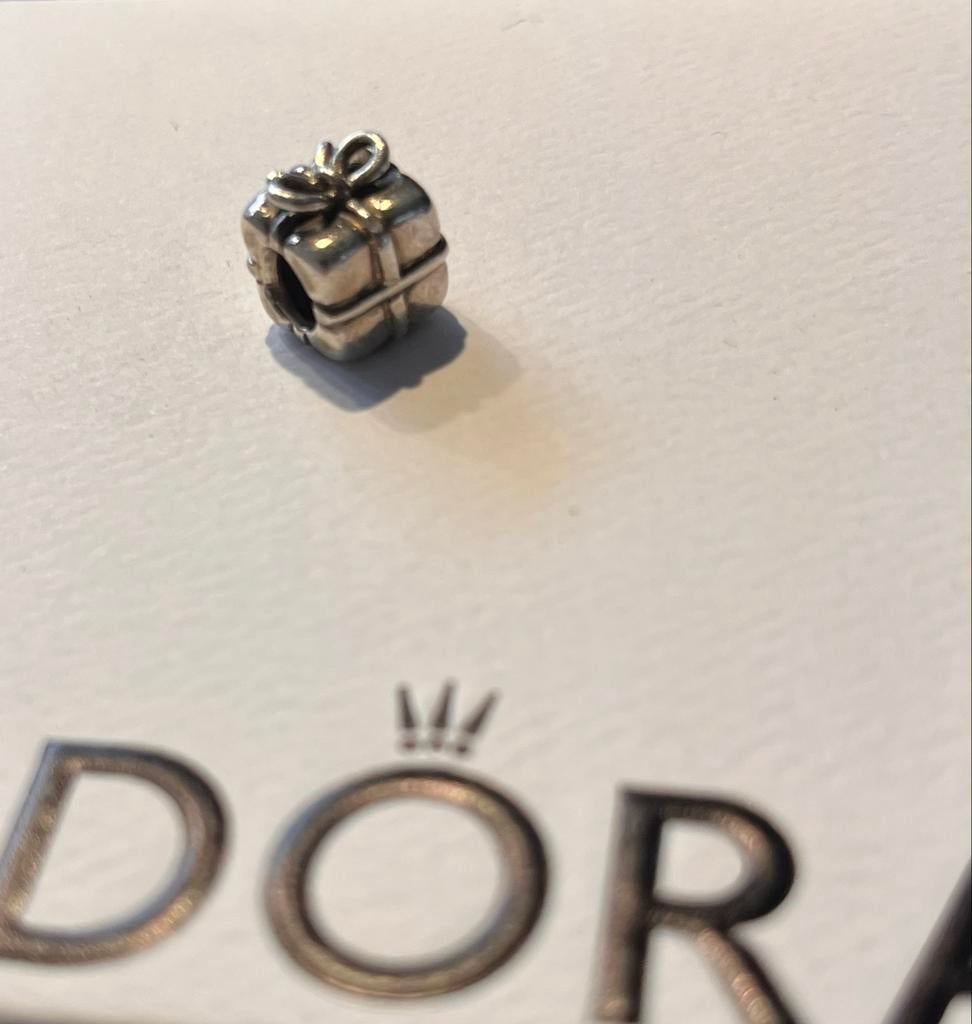Pandora Gift Box Dangle Charm, Pandora, Ophalen of Verzenden, Zo goed als nieuw, 1 bedel