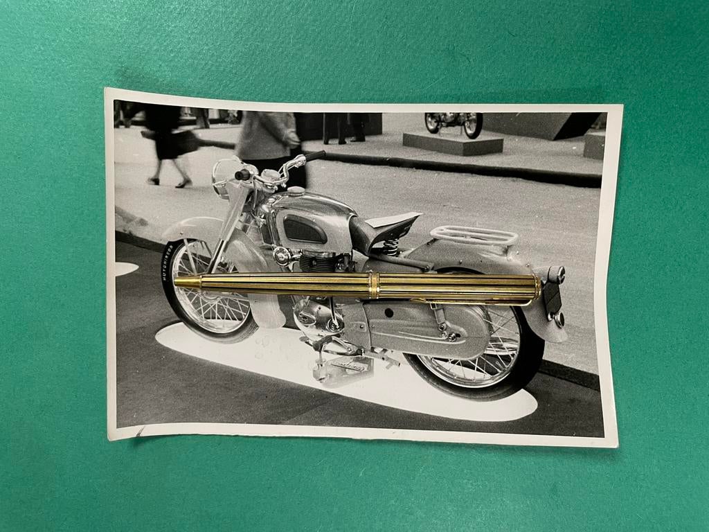 Motobécane Motorcycle Persfoto 1953 FRA/NL (Origineel), Verzamelen, Foto, Ophalen of Verzenden, Zo goed als nieuw, 1940 tot 1960