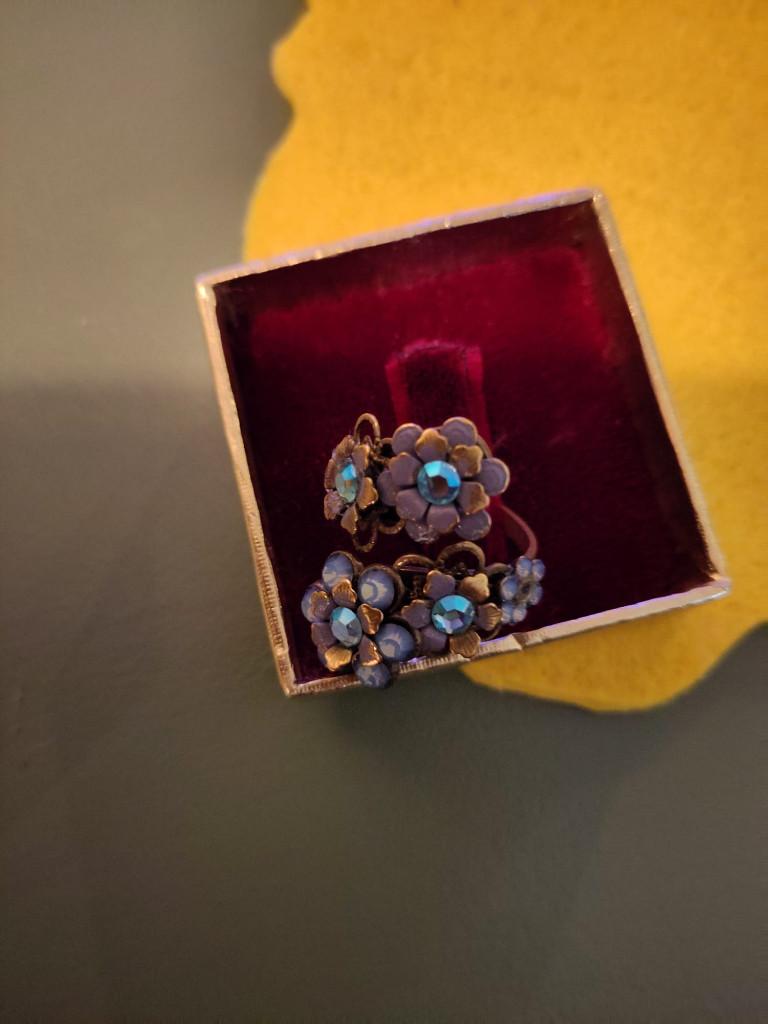 Vintage ring, Michal Negrin, vergrijsd lavendel blauw, Sieraden, Tassen en Uiterlijk, Ringen, Nieuw, Dame, 17 tot 18, Blauw, Overige materialen