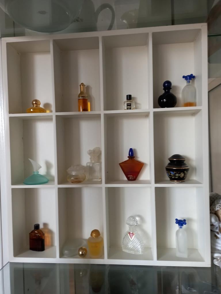 Vakkenkastje met oude mini parfumflesjes, Ophalen of Verzenden, 25 tot 50 cm, Minder dan 50 cm, Minder dan 100 cm