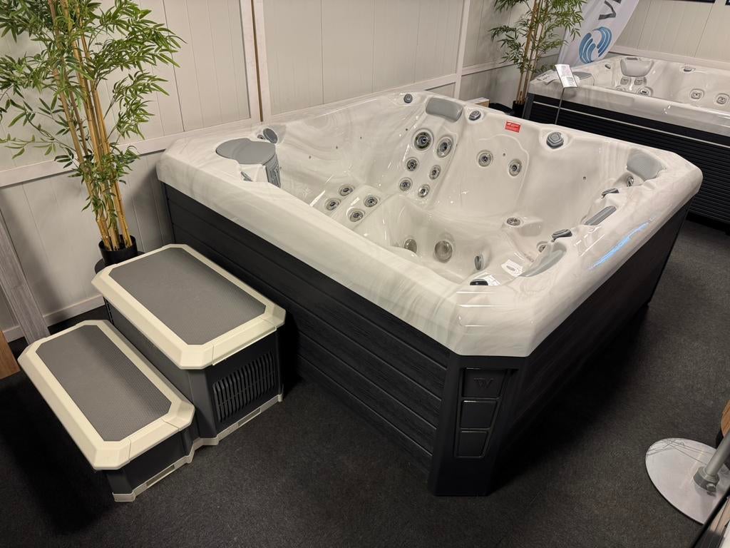 SHOWROOMMODEL - Wellis Spa Palermo 5-pers Jacuzzi Made in EU, Tuin en Terras, Bubbelbaden en Hottubs, 4011 GM, Nieuw, Wellis, Pomp