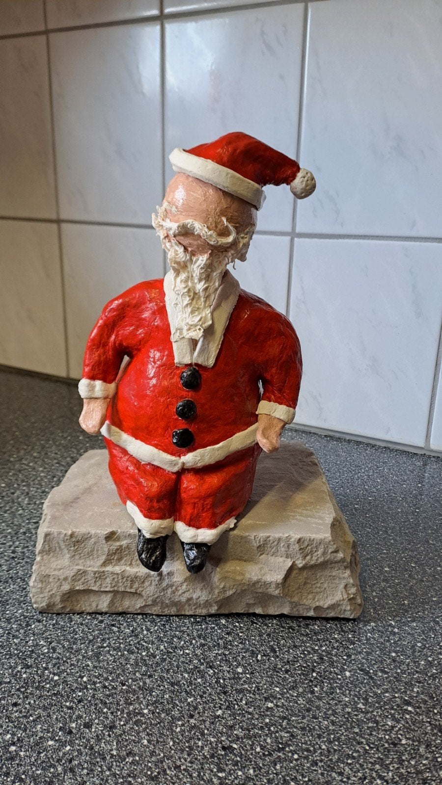 Handgemaakt Kerstman Beeldje van Klei op Stenen Sokkel, Ophalen of Verzenden, Zo goed als nieuw, N.v.t, N.v.t