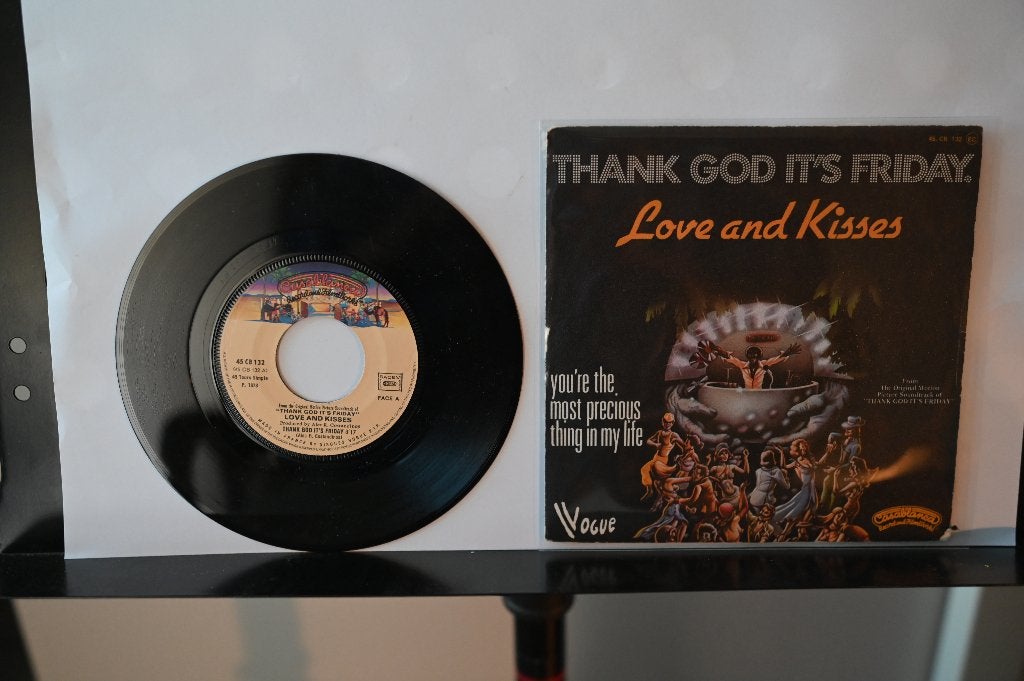 single 1978 Love and Kisses      thank god it's Friday, 7 inch, Ophalen of Verzenden, Zo goed als nieuw, Beschermende buitenhoes