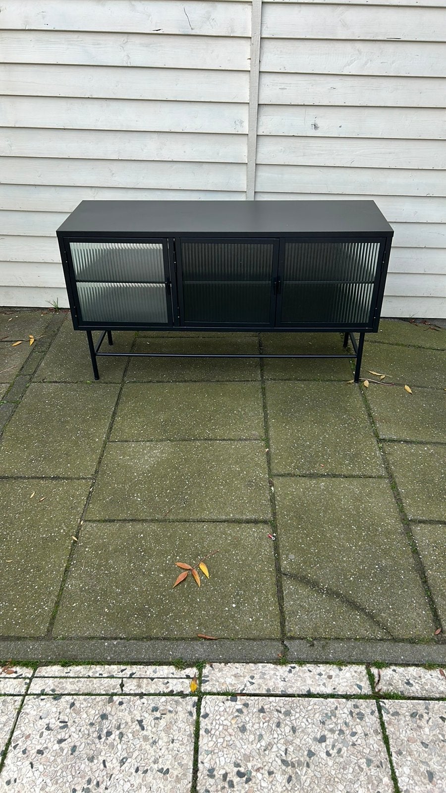 Tv meubel/ Sidetable zwart metaal met geribbeld glas, Ophalen, 50 tot 100 cm, Zo goed als nieuw, Minder dan 100 cm