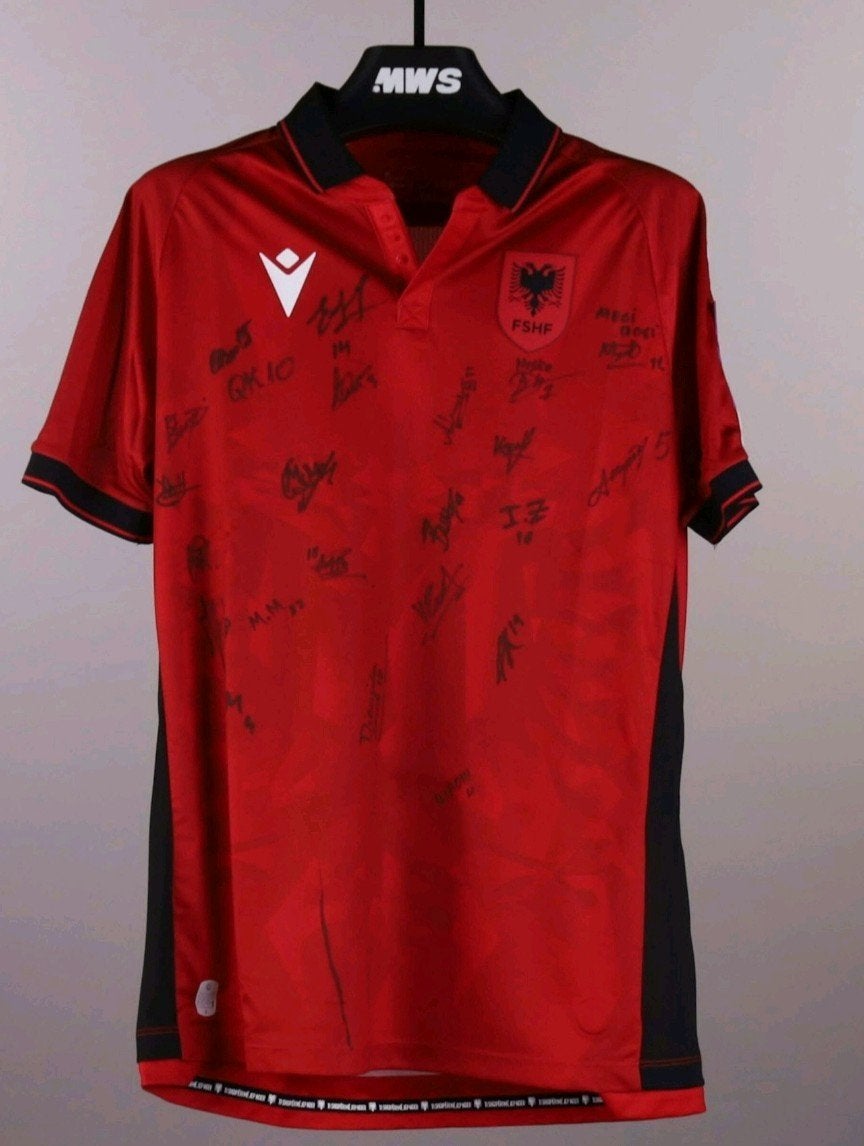 Origineel gesigneerd voetbalshirt Albanië vrouwen 11tal 2026, Sport en Fitness, Maat S, Ophalen of Verzenden, Zo goed als nieuw
