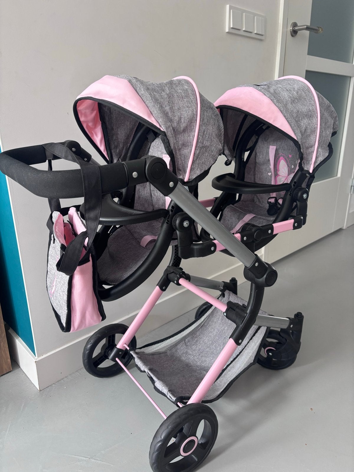 Poppenwagen tweeling roze/grijs met tas, Kinderen en Baby's, Speelgoed | Poppen, Ophalen, Zo goed als nieuw, Babypop